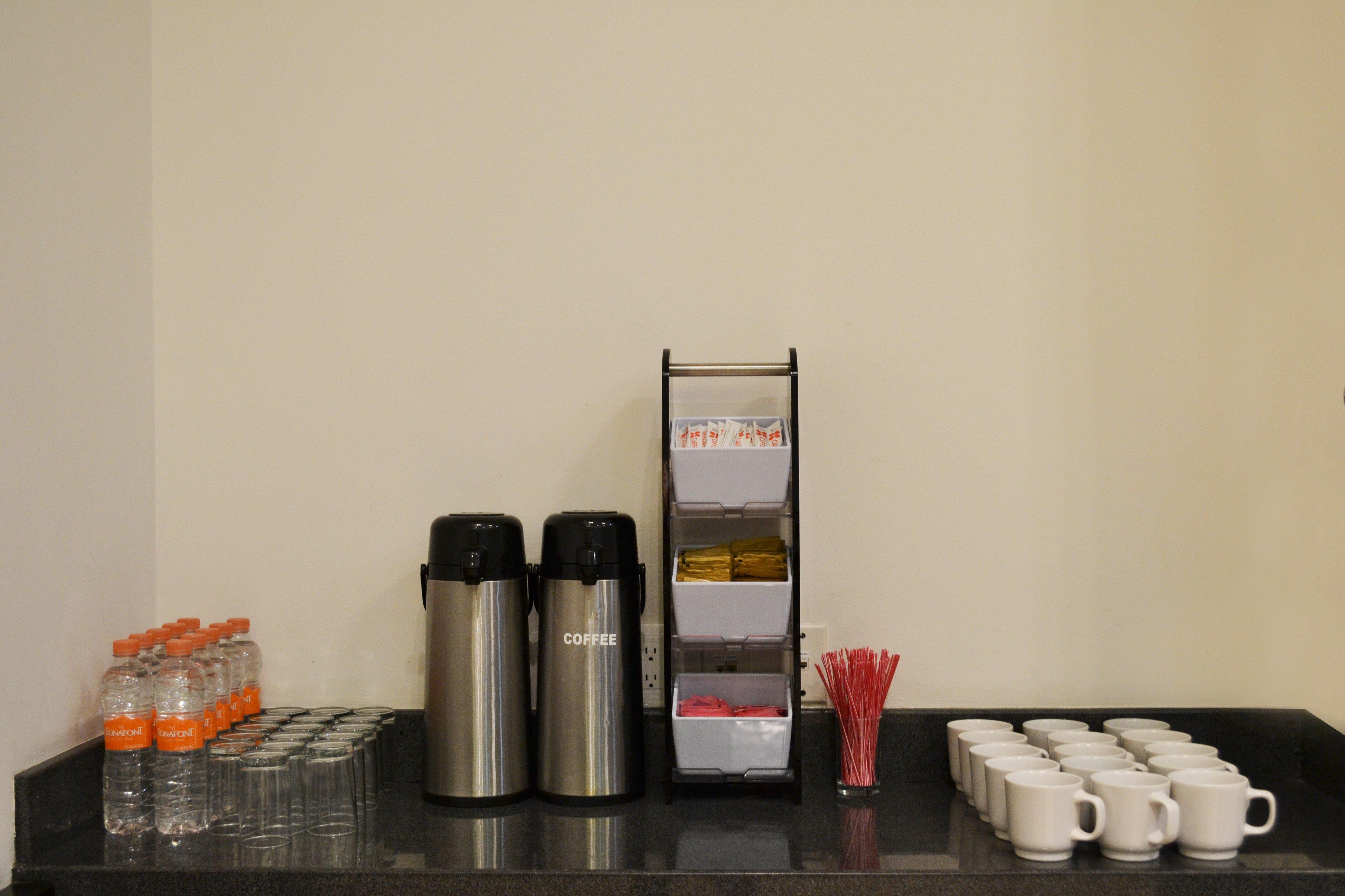 Holiday Inn Express Guaymas By Ihg Luaran gambar Coffee station