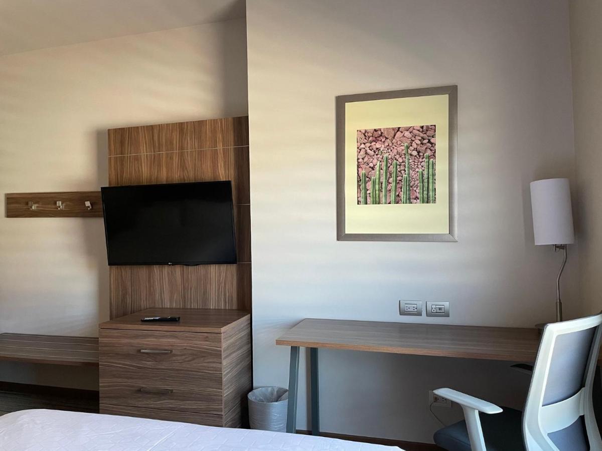 Holiday Inn Express Guaymas By Ihg Luaran gambar A room at the hotel